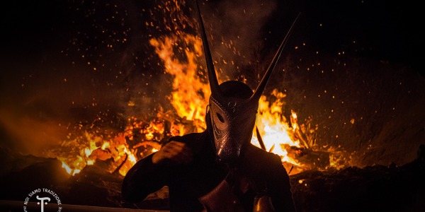 Festeggiare Sant’Antonio in Sardegna: il fuoco, le maschere e la magia della tradizione